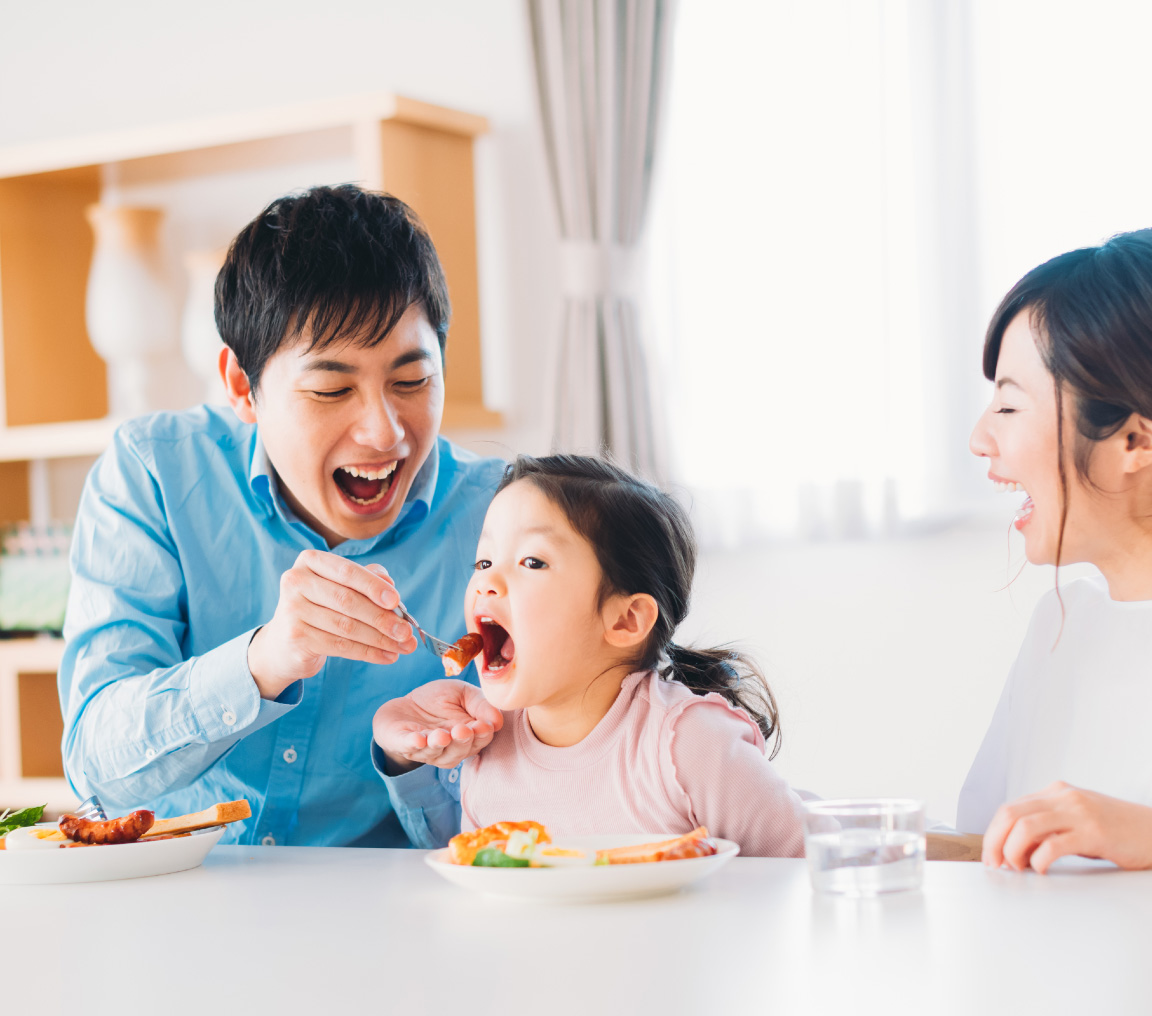 写真：家族の食事風景